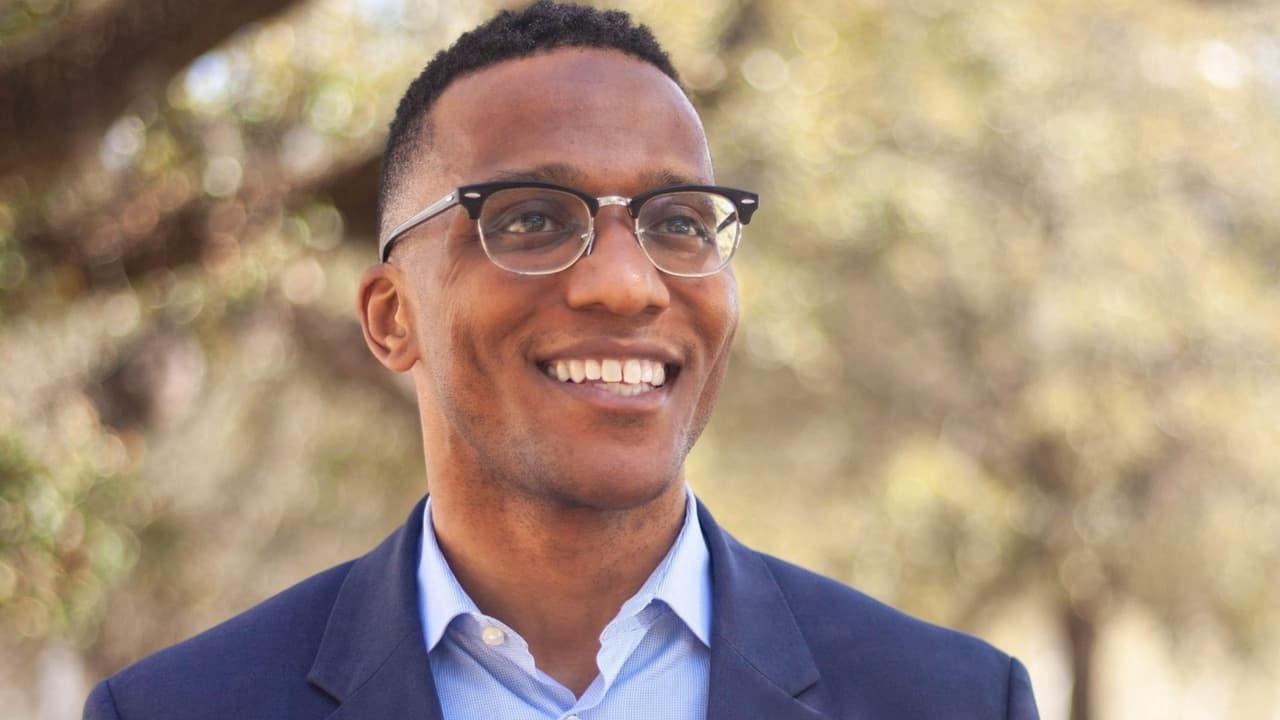 Christian Menefee gana la elección especial del Distrito 18 de Texas, con la que ocupará el escaño vacante en la Cámara de Representantes.