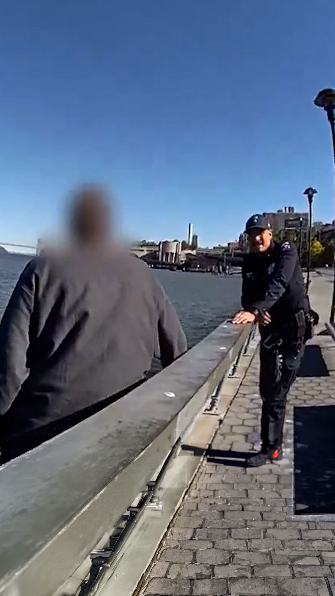 La policía rescata a un hombre en situación de crisis en un malecón de Nueva York; así fue el momento