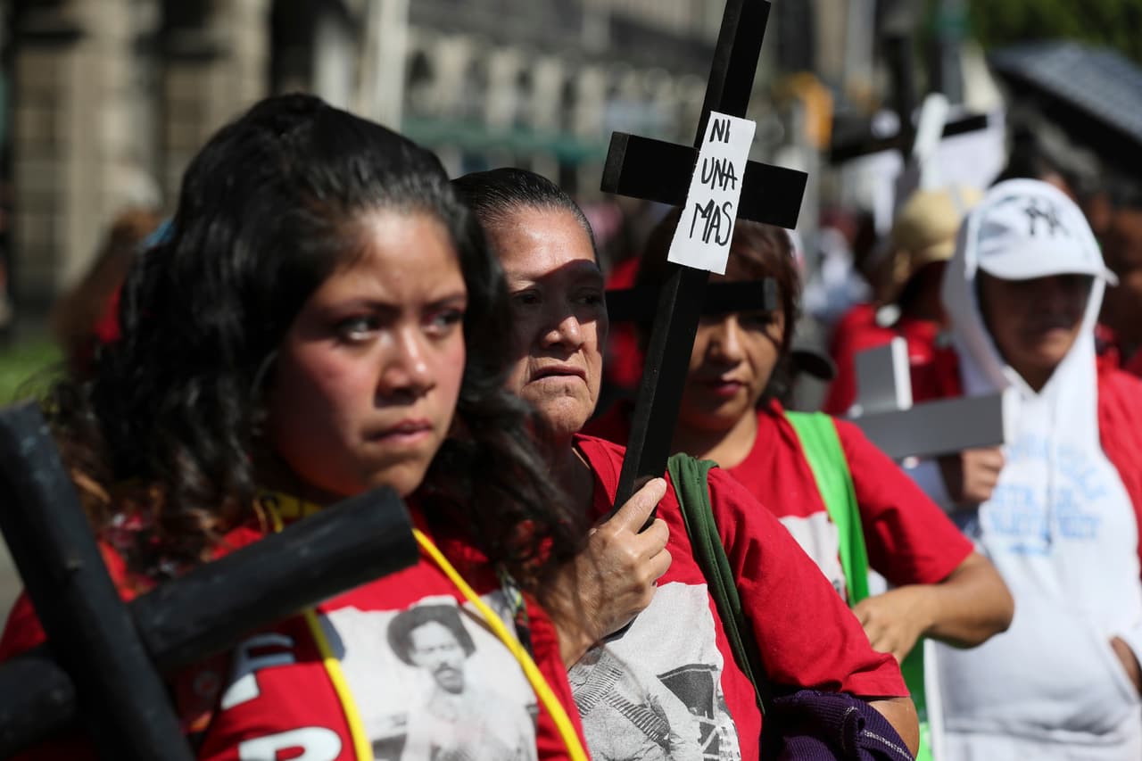 El presidente mexicano dijo el lunes que un "conservadurismo disfrazado de feminismo", ha participado en las protestas. Aunque afirmó que hay mujeres que luchan legítimamente por sus derechos, reiteró que existen opositores detrás de grupos feministas. En la fotografía algunas de las mujeres que se ausentaron del trabajo y fueron a protestar al zócalo de Ciudad de México.