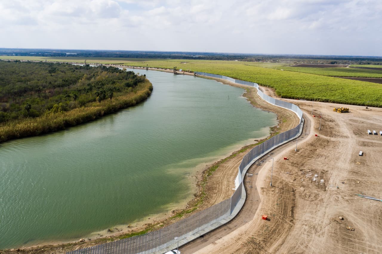 Vista aérea del muro fronterizo de Fisher en Texas.