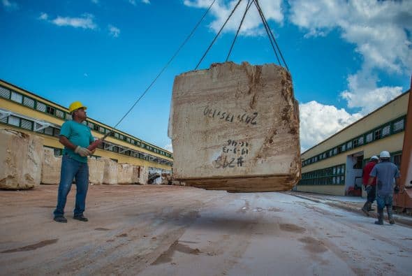 La planta de Mariel --el puerto que fue el punto de partida de un masivo éxodo de cubanos en todo tipo de embarcaciones en 1980-- procesa también la jaimanita, piedra opaca y rugosa muy usada en la construcción en la isla porque soporta bien la gran salinidad del aire en las zonas costeras.