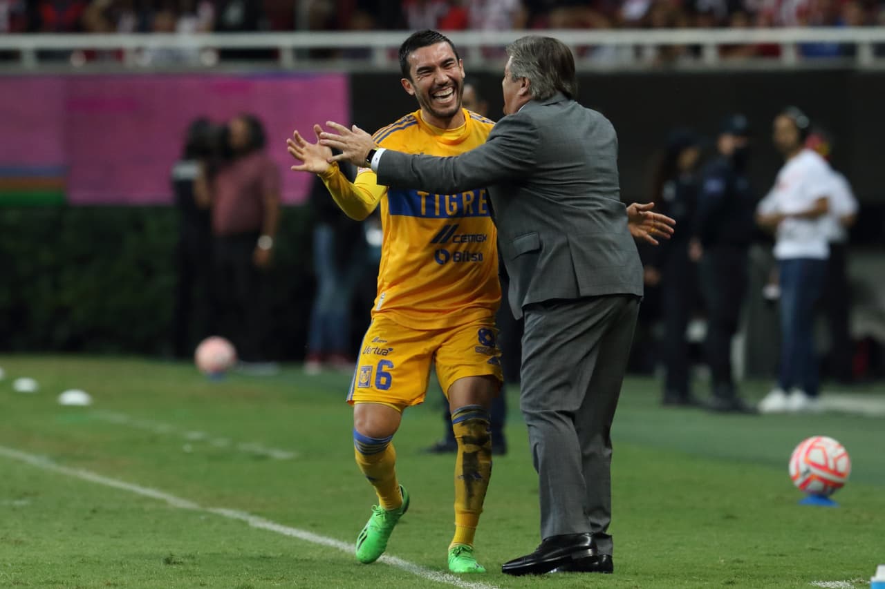 Los errores en la primera parte en propia puerta y en la del rival condenaron a Chivas antes de la media hora de juego. Juan Pablo Vigón anotó doblete y para el segundo tiempo, un error más de Miguel Jiménez permitió que Samir Caetano anotará el 0-3.