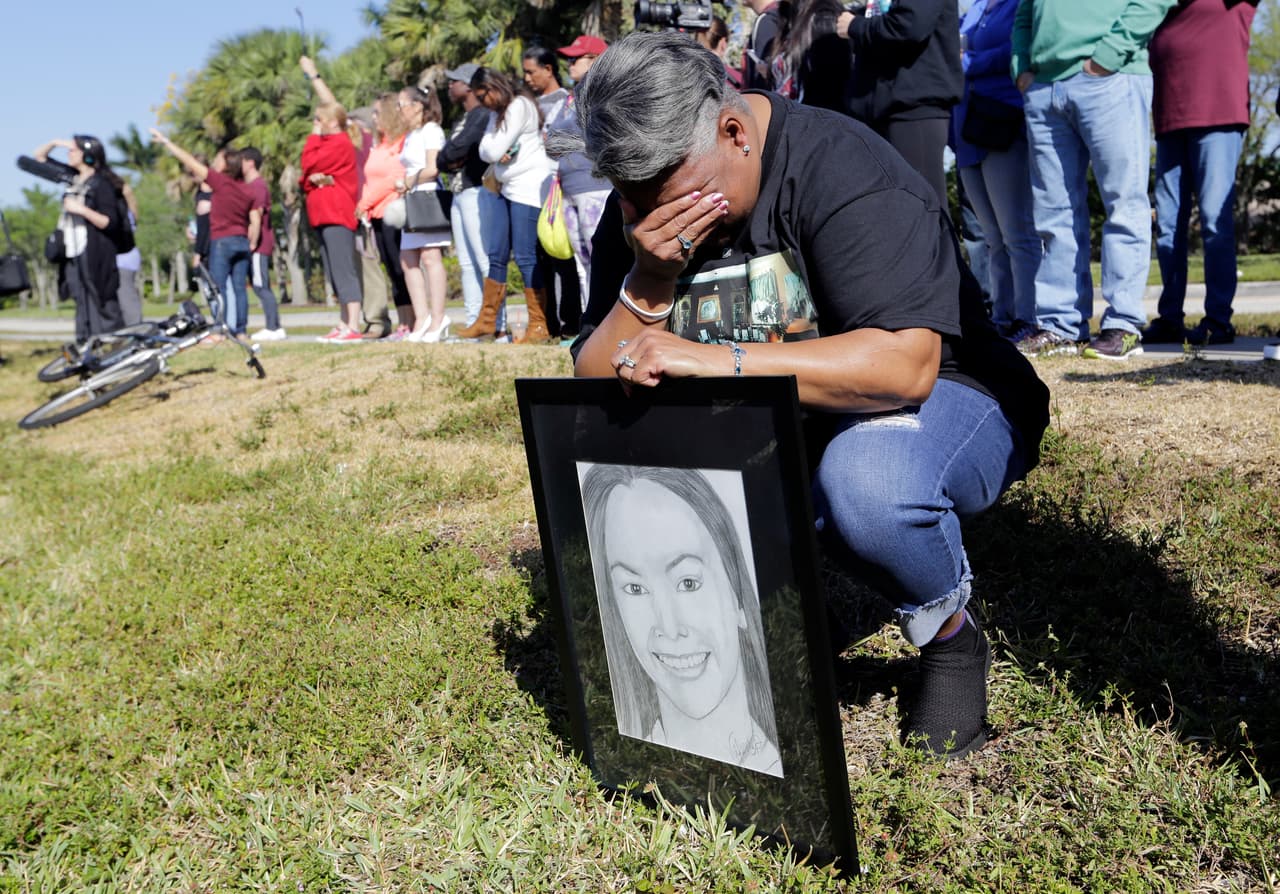<b>Parkland, Florida. </b>Un manifestante lleva un retrato de Meadow Pollack, una de las víctimas del tiroteo en la secundaria Marjory Stoneman Douglas de Parkland.