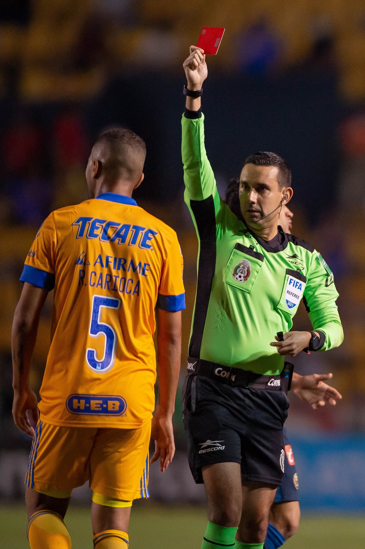 Rafael Carioca dejó a Tigres con 9 hombres por una entrada criminal sobre Álvaro Fidalgo.