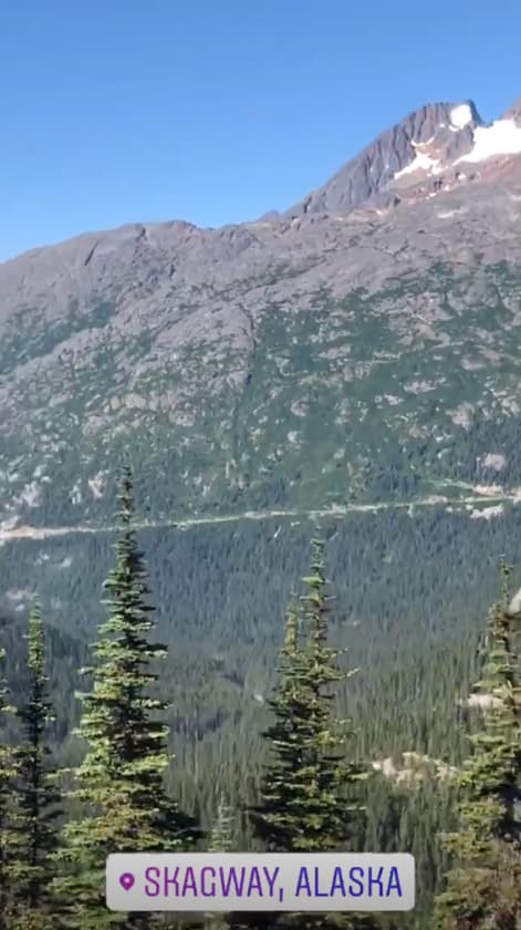 Gracias a sus historias en Instagram, nos enteramos que Clarissa se transportó a varios lugares de Alaska, como Skagway.