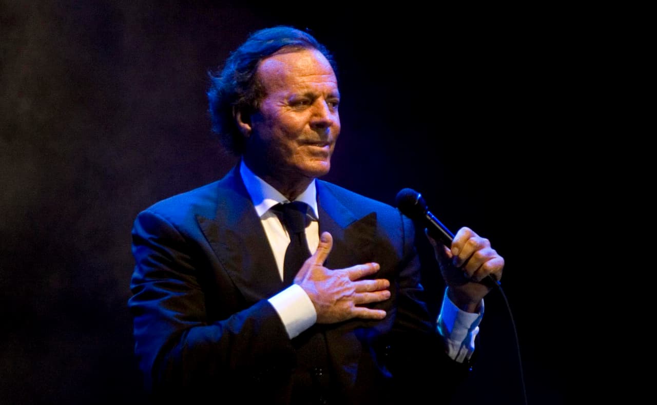 Qué hay detrás de Julio Iglesias, el “latin lover devorador de señoras”