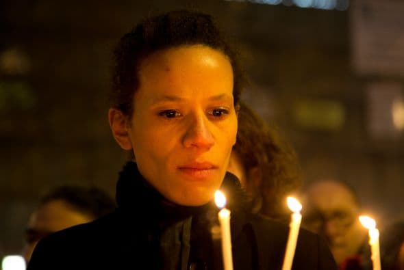 La jornada en homenaje a los 12 fallecidos inició esta noche, mañana comenzará una jornada de luto de tres días en Francia.