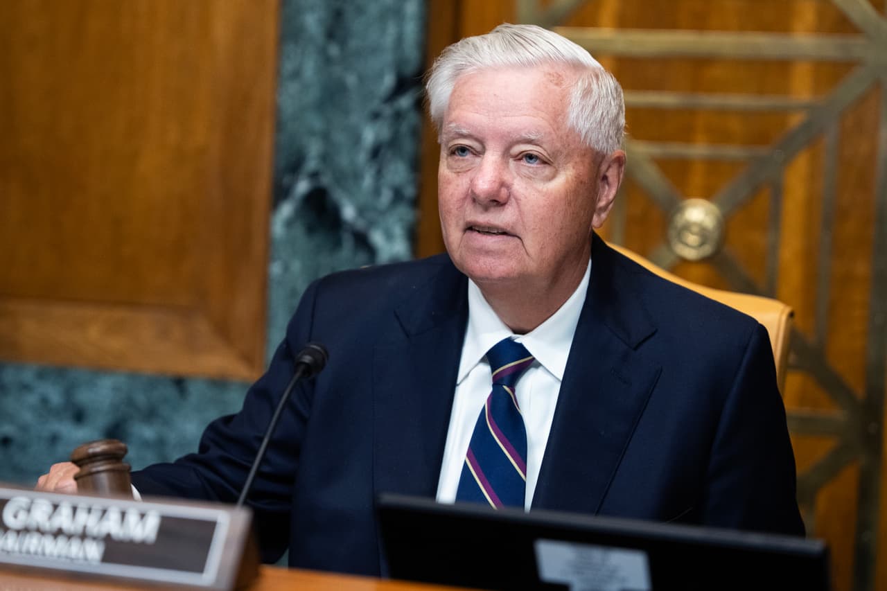 De acuerdo con la ley de Carolina del Sur, el gobernador republicano Henry McMaster deberá nombrar un sustituto temporal para ocupar el escaño de Graham que se llevaría a cabo el próximo
<b> 11 de agosto en una primaria especial.</b>