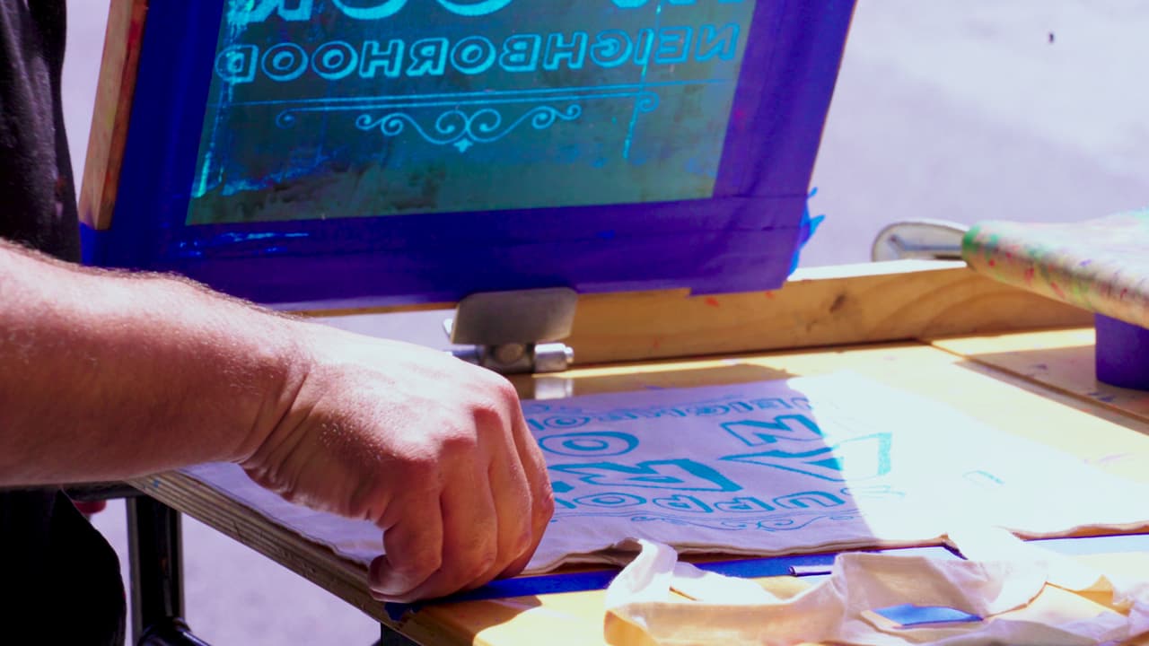 William Estrada y su carrito móvil de arte.