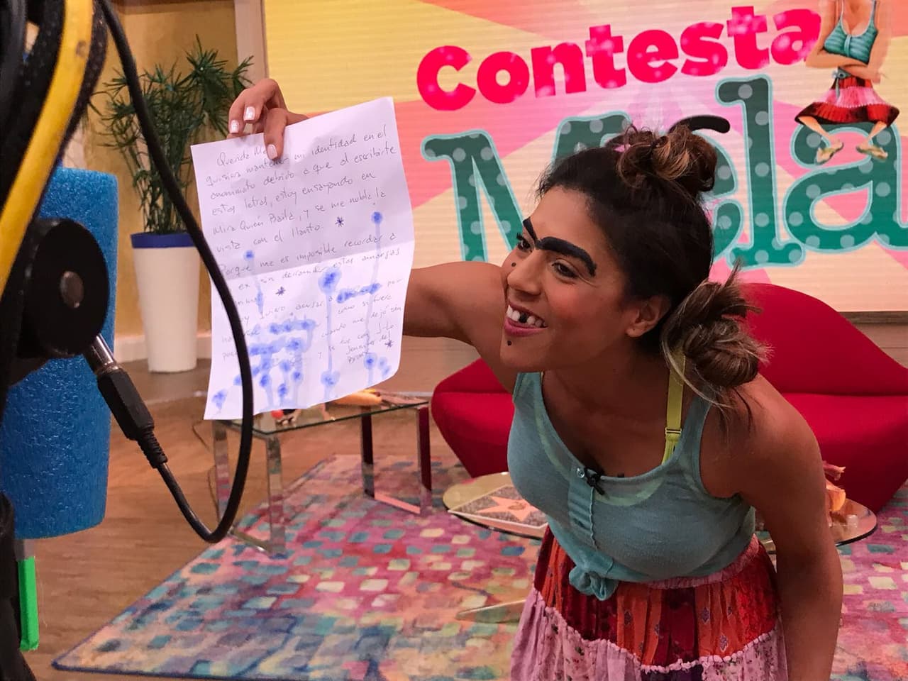 Y ante las cámaras mostró, una carta llena de lágrimas que le mandó una bella integrante de Mira Quién Baila.