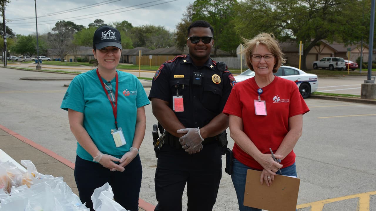 Quienes colaboran en esta programa incluye personal del distrito escolar, voluntarios y oficiales de policía.