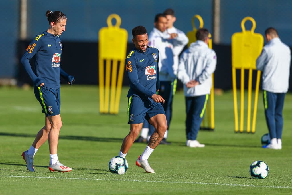 Brasil, además de la obligación como país sede, y todos su blasones, tiene la urgencia de recuperar el prestigio en la contienda continental, luego de que ganaran en 2007 la Copa América por última vez; en 2011 y en 2015, sucumbieron en la etapa de Cuartos de Final, ni más ni menos que, con Paraguay, el rival en turno este jueves. En 2016 la Canarinha ni siquiera pasó de la fase de grupos. Con esto en mente, el equipo plagado de estrellas, dirigido por Tite, cerró con fuerza su práctica final antes de volver a verse las caras con su modesto pero incómodo rival y vecino geográfico.