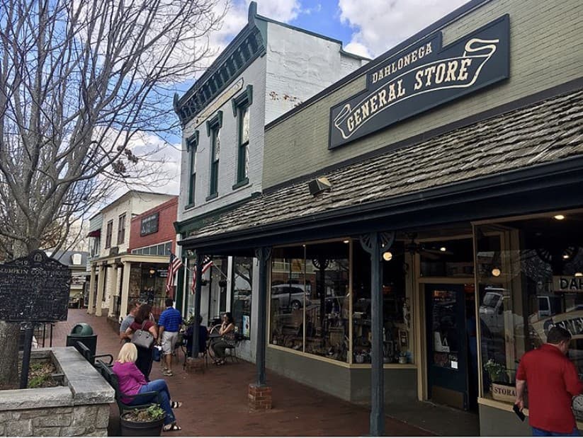 <b>Dahlonega</b>: A solo una hora al norte de Atlanta, Dahlonega es una escapada de montaña única para toda la familia. Hay mucha historia en esta ciudad, especialmente porque fue el sitio de la primera fiebre del oro de los Estados Unidos. Pero más allá de eso, podrás ver por millas la belleza del norte de Georgia y las montañas que lo rodean.
<br>
