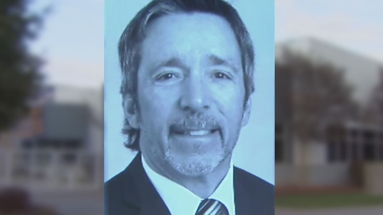 "Regresa a tu país", el regaño de un maestro a una alumna hispana por no ponerse de pie en el juramento a la bandera