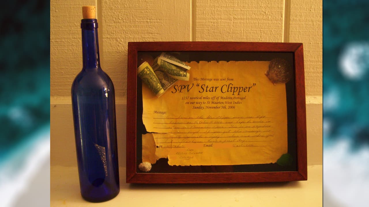 Dentro de la botella azul encontró dos dólares y un papel naranja y arrugado. “Claramente era un mensaje en una botella, en ese momento el rumbo de mi vida cambió”, nos cuenta Clint en entrevista para 
<i>Univision 32</i>.