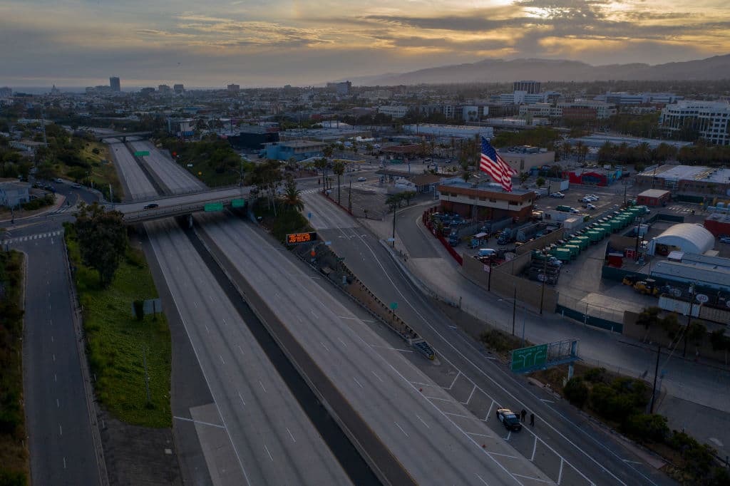Una imagen de drone de la Interestatal 10 sin tráfico en Santa Mónica, California.