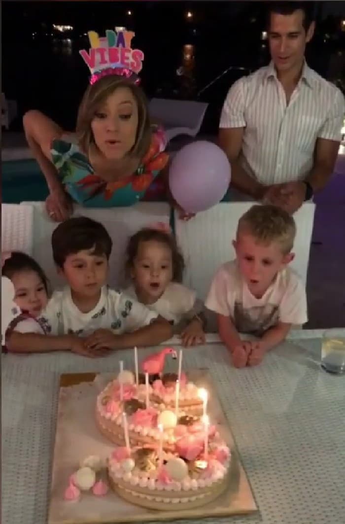 Satcha Pretto se tomó un día descanso en una fecha muy especial: su cumpleaños. La conductora disfrutó cumplir 39 primaveras acompañada de su familia.
<br>