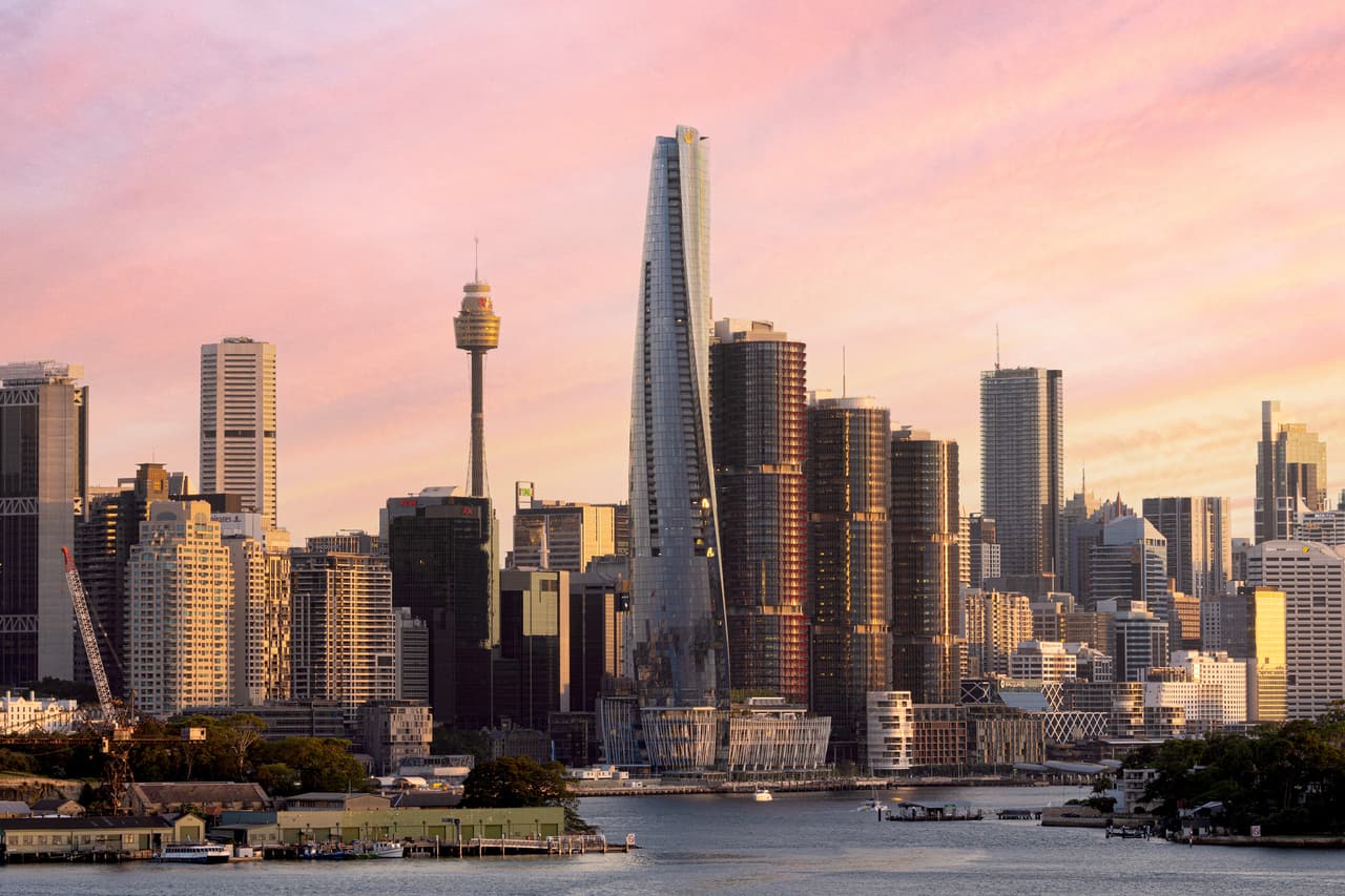 La Torre One Bangaroo (al centro en la imagen) es la construción más alta de Sydney. Se destaca en el horizonte urbano por la espectacular fachada inspirada en formas naturales y que se asemeja a tres pétalos retorcidos, según un reportaje de EFE. 
<br>
<br>La torre ofrece vistas espectaculares del puerto de la ciudad y de la emblemática Casa de la Ópera, un factor decisivo para que obtuviera el primer lugar.