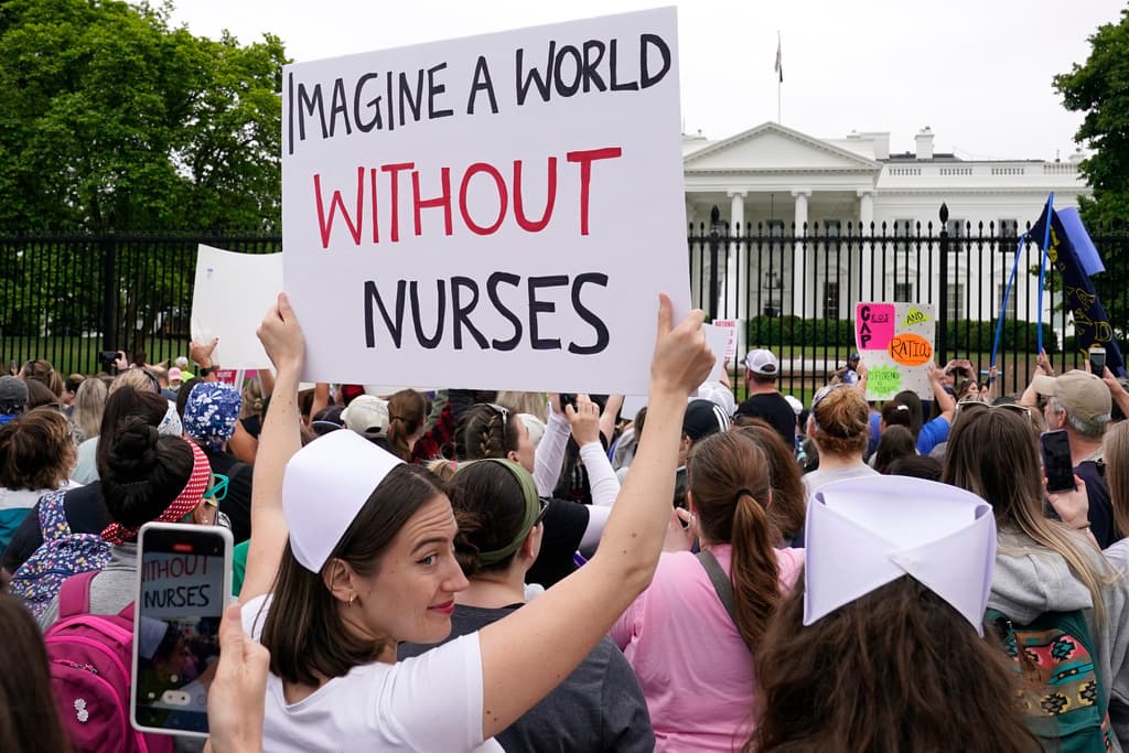 "Una bofetada": 4 claves del impacto en los trabajadores de salud que la administración Trump deja de considerar "profesionales"