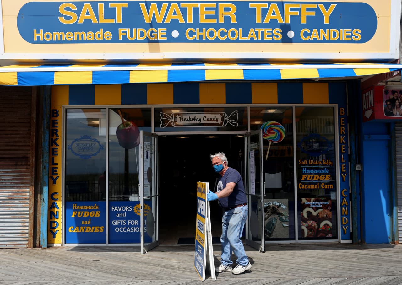 Un empleado de una tienda de alimentos abre en el paseo marítimo de Seaside Heights