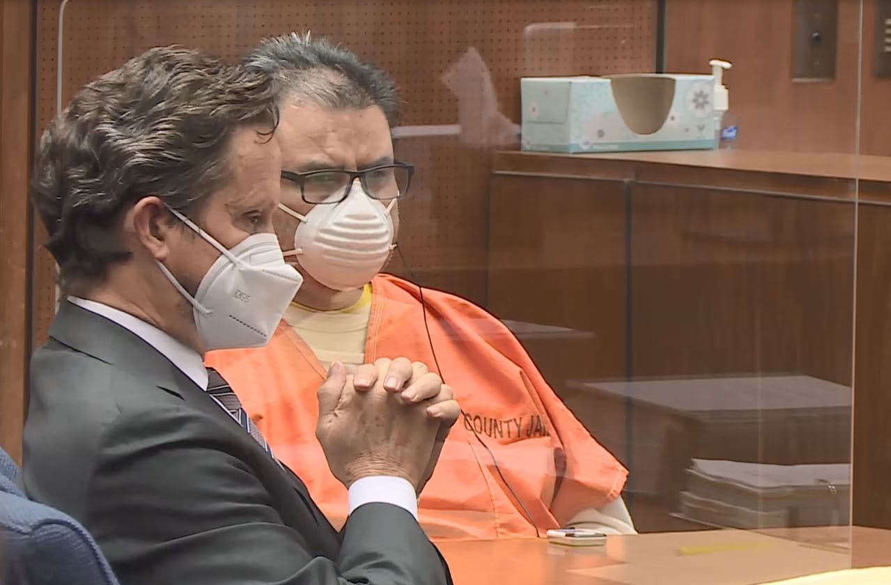 Alan Jackson y Naasón Joaquín, con uniforme de reo, en la corte de Los Ángeles en 2020.