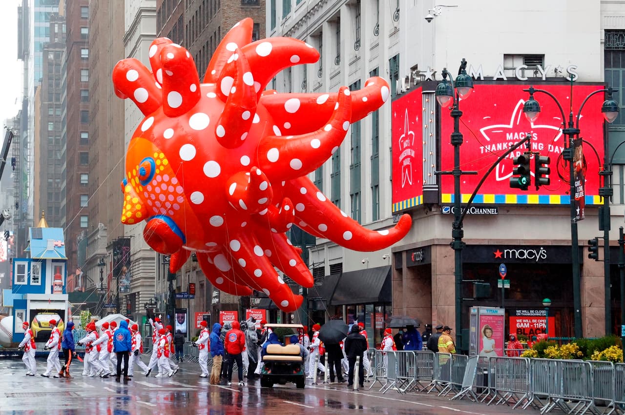 EL globo 'Love Flies Up To The Sky', del artista japonés Yayoi Kusama, fue uno de los pocos que este año fueron manejados de forma manual.