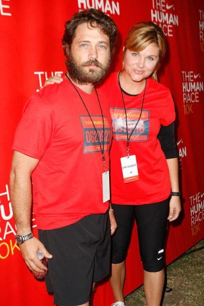 Tiffani se quitó el segundo nombre y continuó su carrera - y siguió viéndose con sus amigos del show, como Jason Priestley. (¡Rasúrate, amigo!) Mira aquí más videos de Chismes.