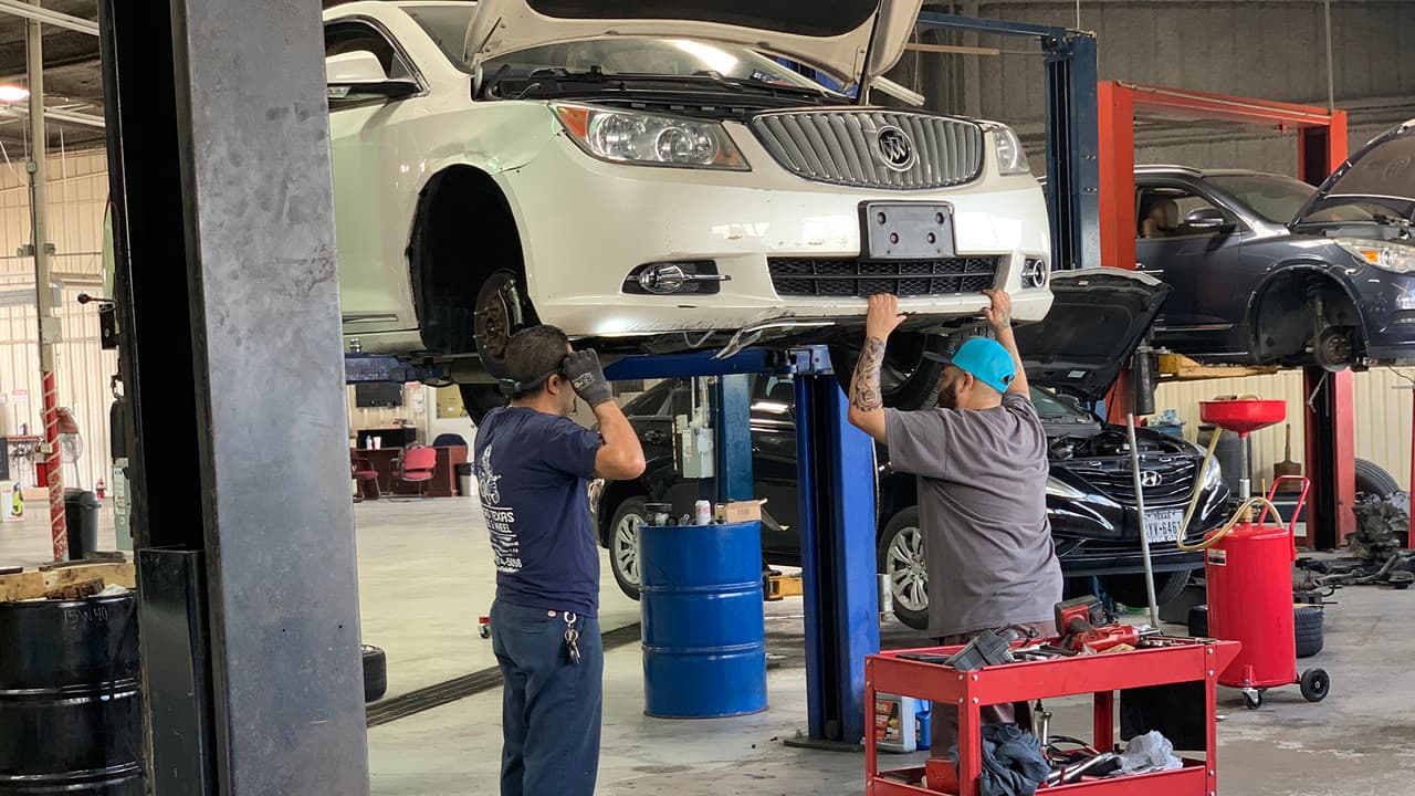 <b>Mantenimiento del vehículo</b>
<br>Lo más importante antes de salir a carretera es revisar las condiciones mecánicas de nuestro automóvil. Examen de puntos de seguridad, así como de importantes piezas como los neumáticos y elementos del motor deben ser prioridad. Es por ello por lo que se recomienda l
<b>levar el vehículo con un mecánico especializado</b> para que realice un servicio completo a la unidad.