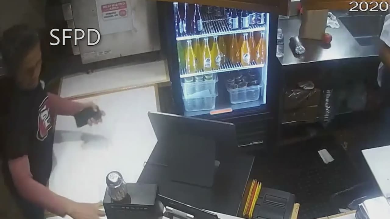 Buscan a hispano que atacó con un burrito y un servilletero a empleados de un restaurante mexicano 