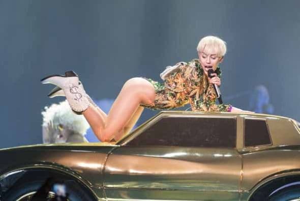 Miley Cyrus con manitas juguetonas en su 'Bangerz Tour'. En Los Ángeles la reina del escándalo se presentará a partir del 20 de febrero. ¿Será que además de la música, presentará su técnicas íntimas en cada concierto? Te damos un adelanto gráfico.