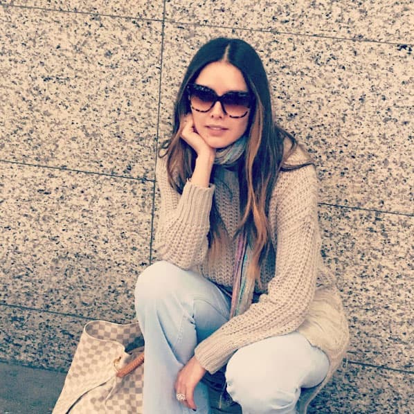 Aquí podemos verla con un look más relajado, donde también se ve guapísima.