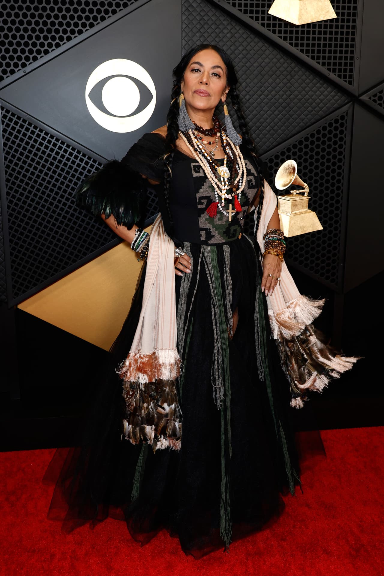 Lila Downs fue parte de las celebridades latinas en desfilar por la alfombra roja.