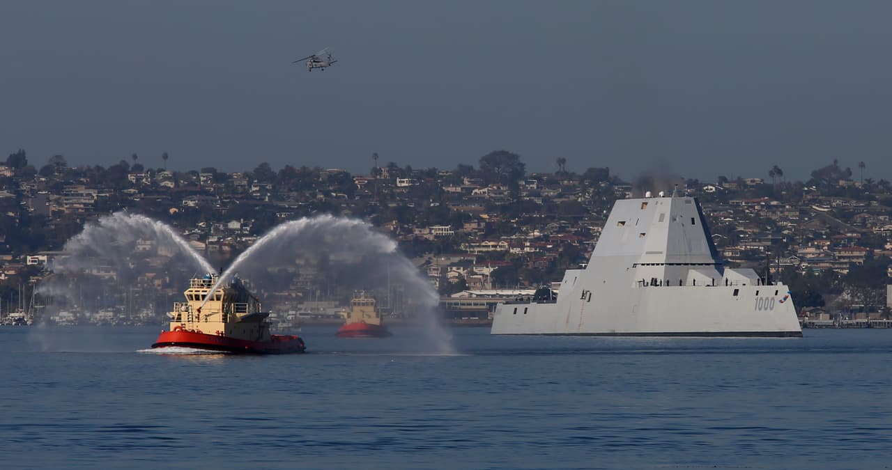 El 'destructor invisible' llega con su artillería a puerto en California