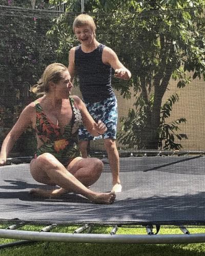 "Ahorita ya compró otro anillo, todos los días está preparando su boda, está hablando de cuándo se va a casar. Él está muy ilusionado con su boda, ya le dije que tiene 14, va a cumplir 15 en febrero, ya le dije que no, que hasta los 25 - 40 más o menos se puede casar", aclaró divertida.
<br>