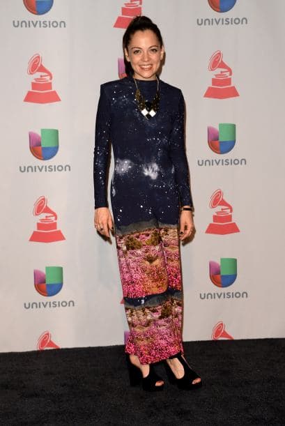 Aunque su ropa no fue de las mejores, los accesorios de Natalia Lafourcade no estuvieron tan mal.