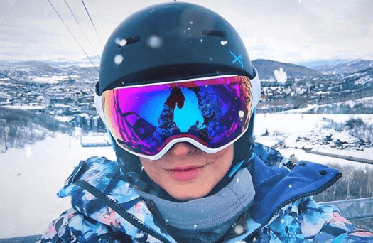 Aislinn Derbez también se unió a esta aventura al poner en practica sus habilidades para esquiar.