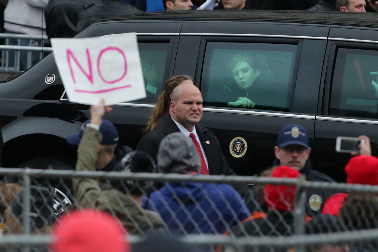 Barron Trump mira por la ventana de la limusina presidencial.