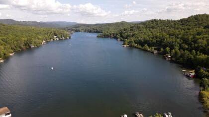 Con 2.800 acres, el lago Burton es un lugar privilegiado para esquiar, pasear en bote y pescar.