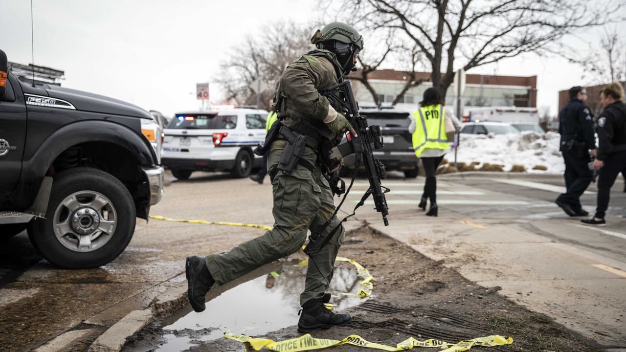 En video. "Escuchamos el tercer 'boom' y todos salimos corriendo": testigo describe los momentos de pánico en el tiroteo de Colorado. Una persona habría sido detenida por las autoridades como responsable del tiroteo en un supermercado de Boulder, en Colorado. De acuerdo con imágenes aéreas transmitidas, elementos de la policía sacaron de la tienda a un hombre sin camisa, con sangre en una de sus manos y esposado.