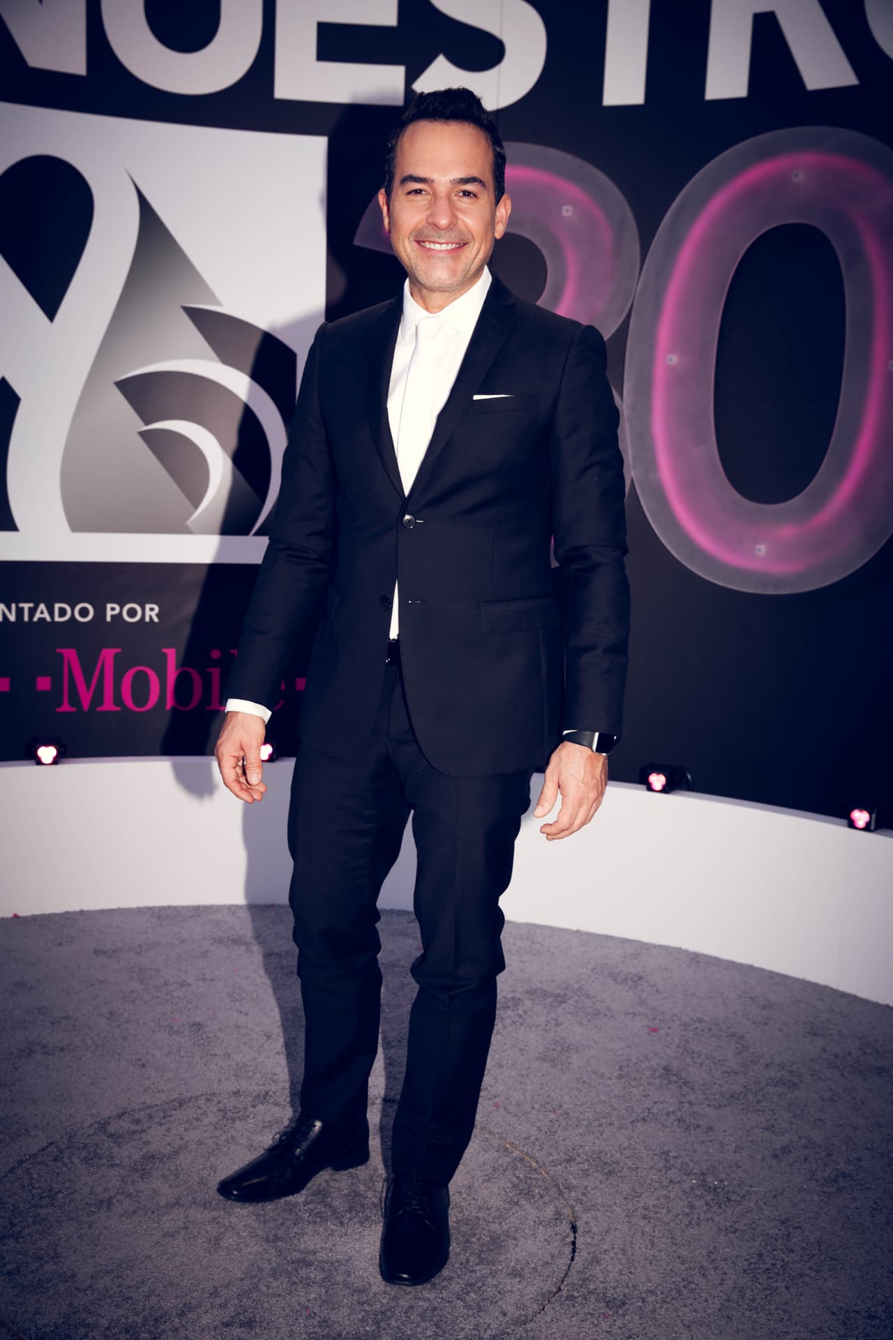 Muy elegante lució Carlos Calderón.