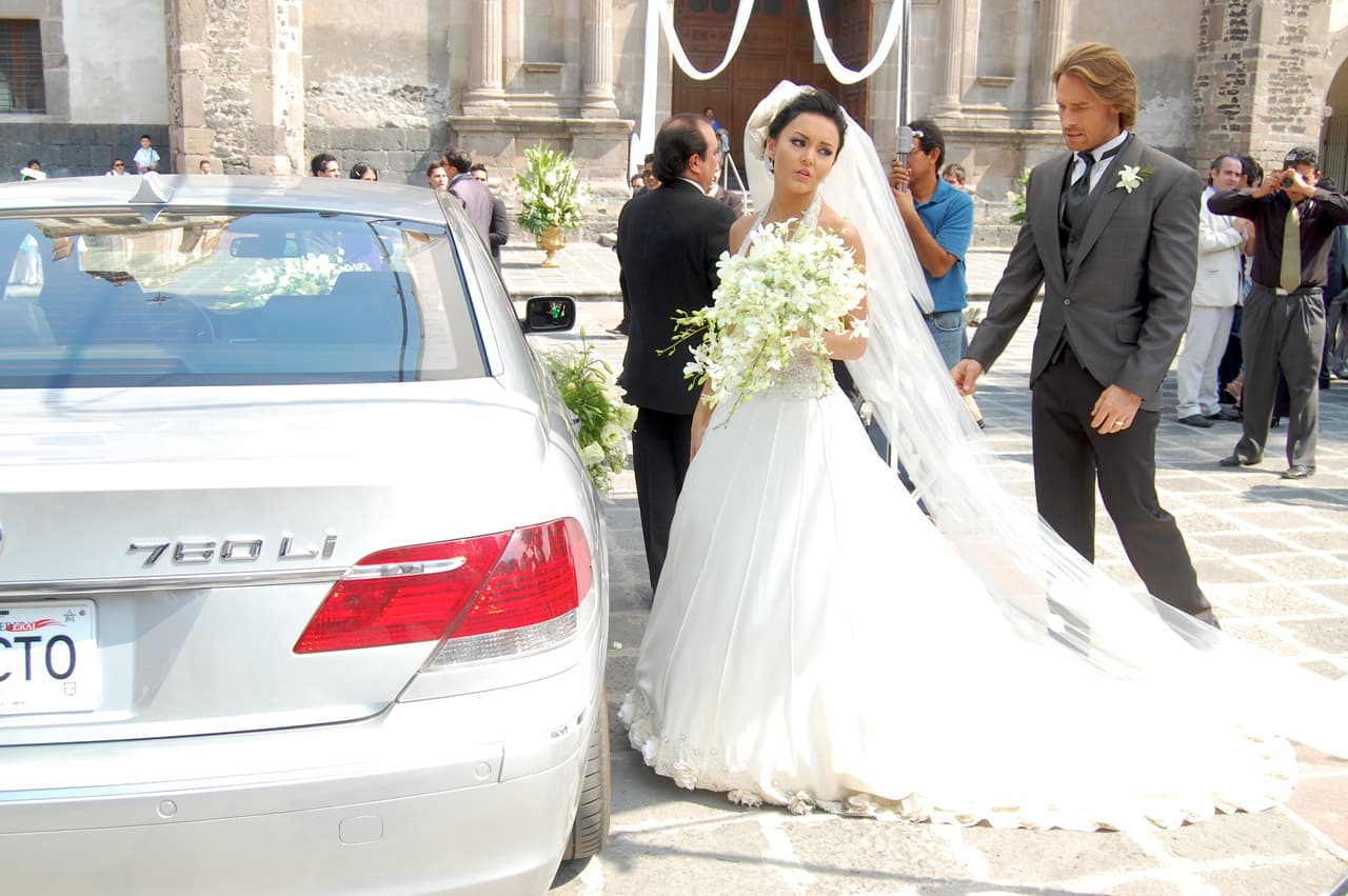 'La hembra mala' usó un vestido espectacular para la boda y Arturo estaba feliz de llegar al altar junto a ella.