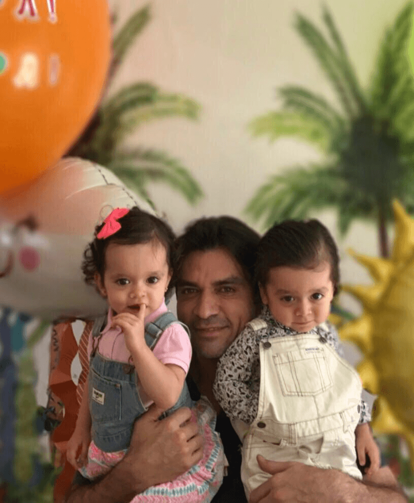 Sus hijos lo hacen recordar la época en la que también era pequeño.