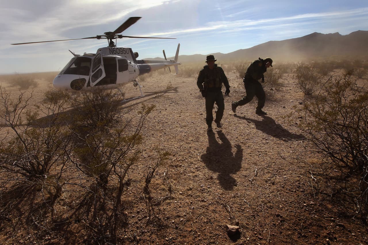 El reporte cuestiona el uso de los helicópteros en la persecusión de los inmigrantes.