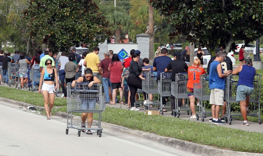 Compradores hacen fila en un almacén minorista en Kissimmee, Florida, el 25 de septiembre de 2022, para realizar compras ante el arribo del huracán Ian.