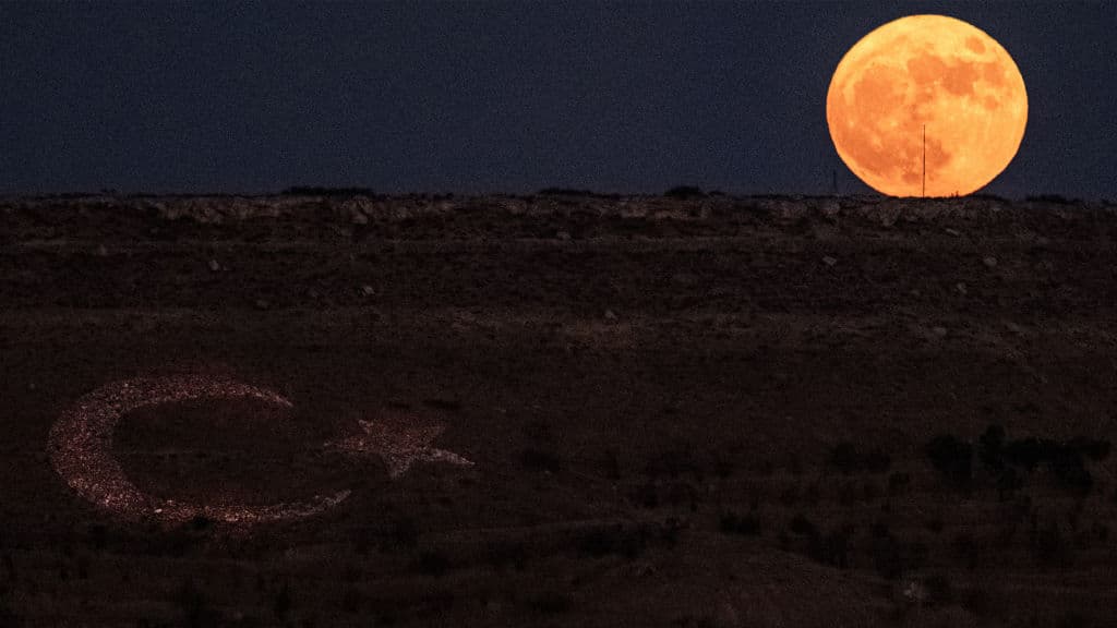 La 'superluna de ciervo' ilumina los cielos este lunes 3 de julio: ¿cómo verla?