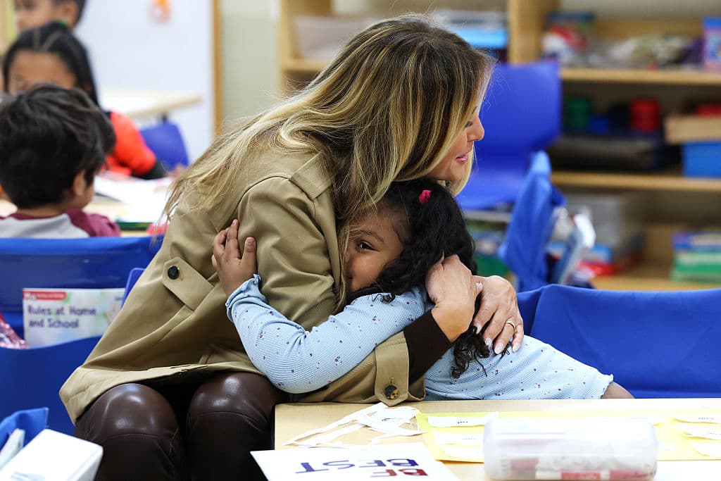 Una de las estudiantes abrazó a la primera dama de Estados Unidos, quien le ofreció asistencia con un corte que debía realizar.