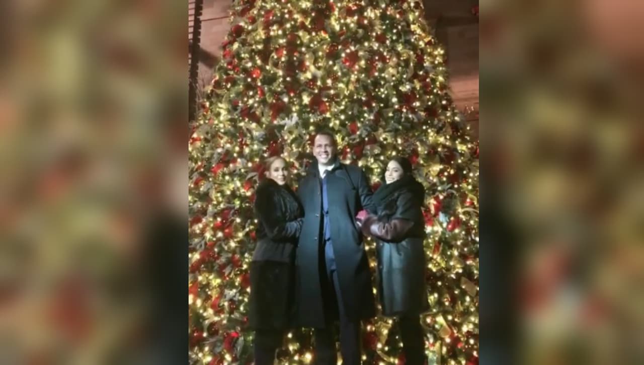 Jennifer López y Alex Rodríguez posaron este lunes en la noche junto a Vanessa Hudgens frente al árbol de Navidad del filme 'Second Act', que es mucho más pomposo que el que la pareja montó en su casa.