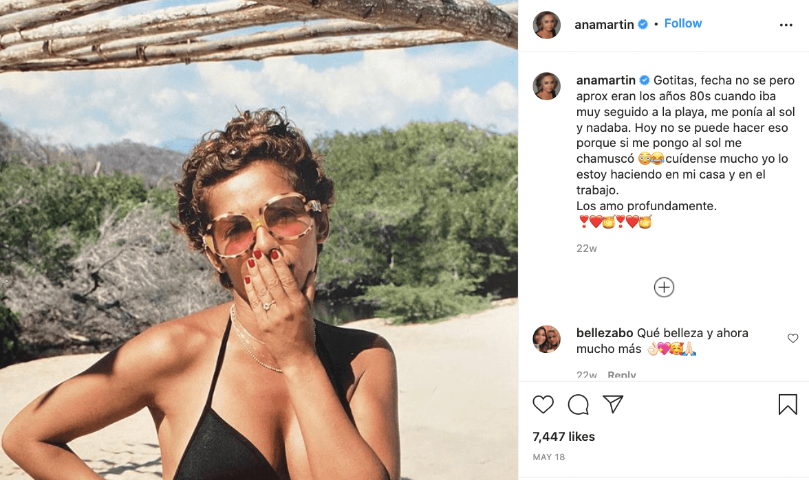 En otro momento que publicó de los 80 en la playa se puede apreciar la moda de esos años, con uñas pintadas de rojo y lentes grandes.