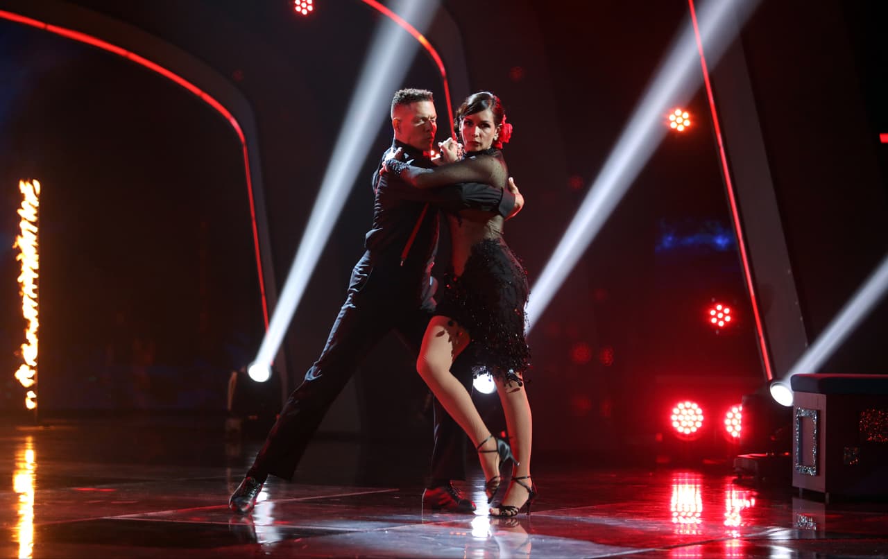 La conductora bailó un tango con mucha pasión.