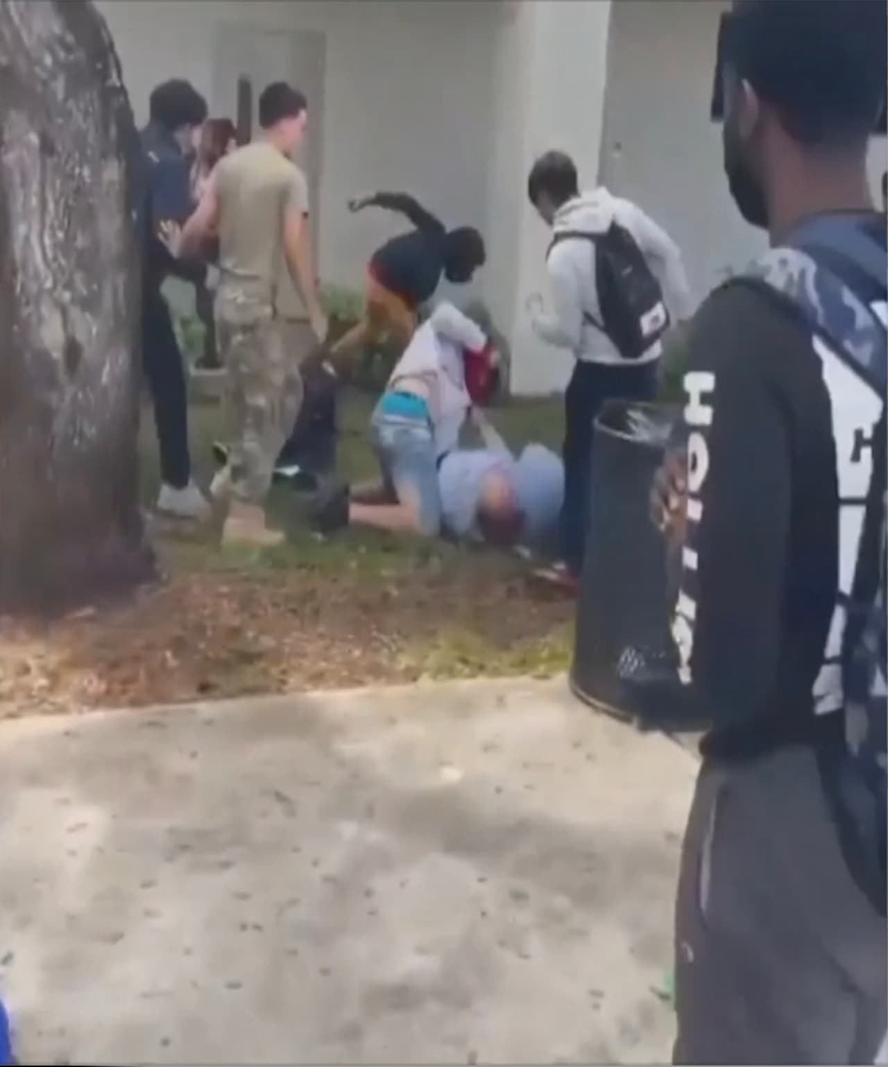 Una de las madres dijo que una vez supo de las amenazas contra su hijo avisó a la escuela, sin embargo, señaló que "no hubo seguridad, hasta que el día el miércoles 9 de marzo me llaman por la cámara y me muestran a mi hijo en el piso tirado. De camino al hospital estaba vomitando y estaba temblando mucho, pues parece que los golpes en la cabeza y las patadas sí le hicieron algo”. 
<br>